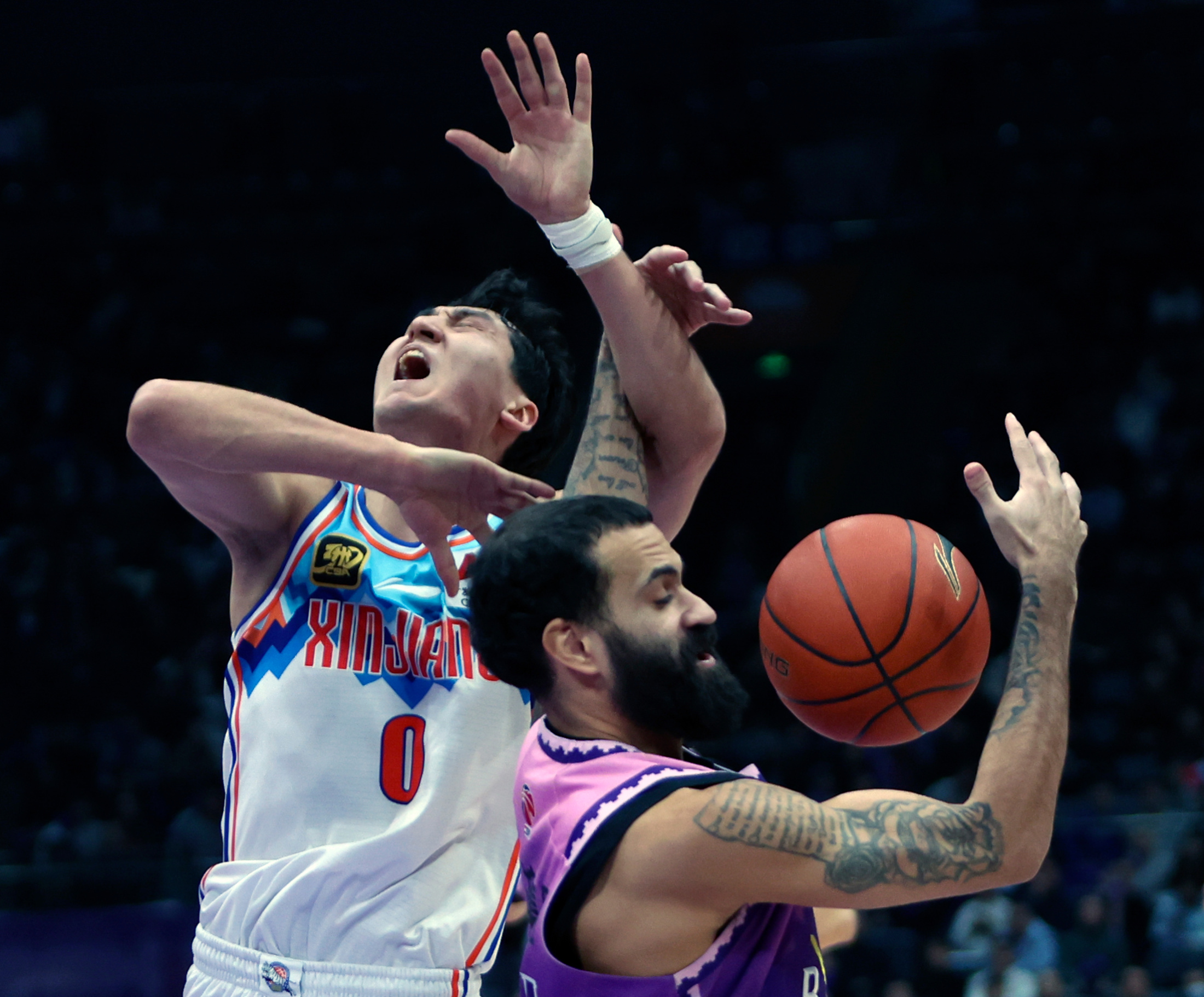 包含新疆主控临场发威，助球队拿下胜利的词条