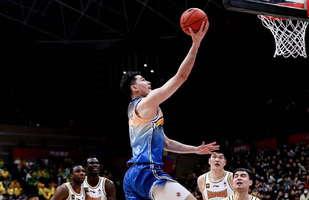 包含新疆男篮在比赛中夺取胜利果实，展现出色实力的词条