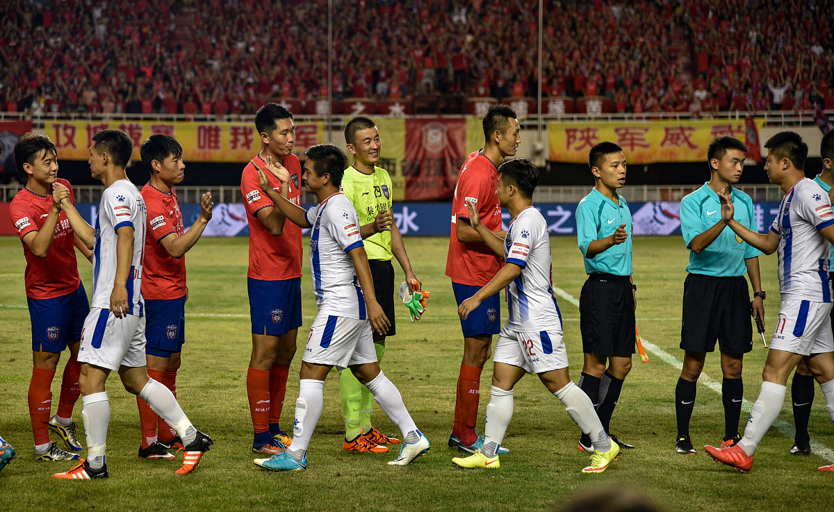 足球比赛中的激烈对抗和高水平比拼 足球比赛中的激烈对抗和高水平比拼