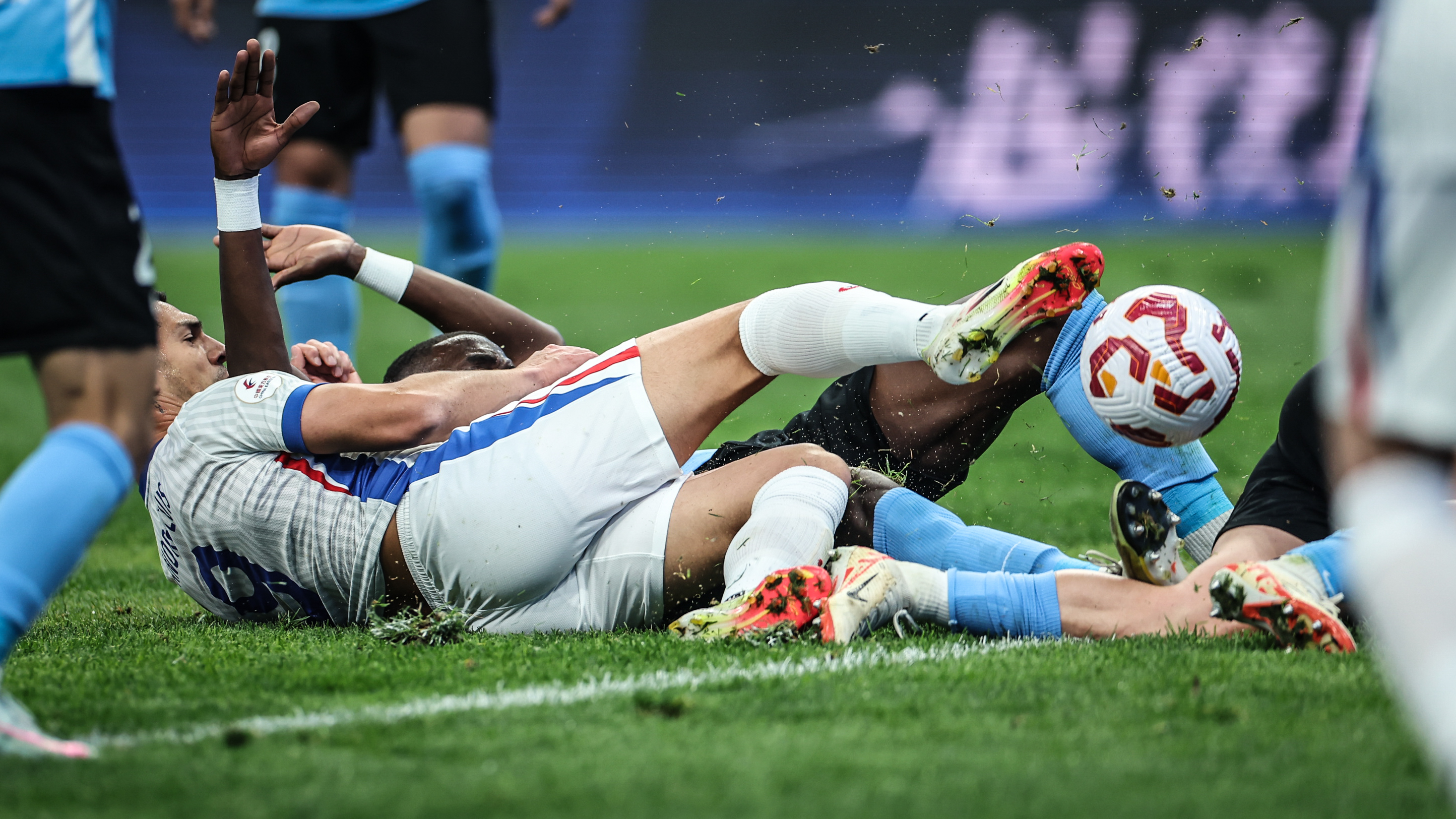 关于中卫大将受伤，球队士气受挫！的信息