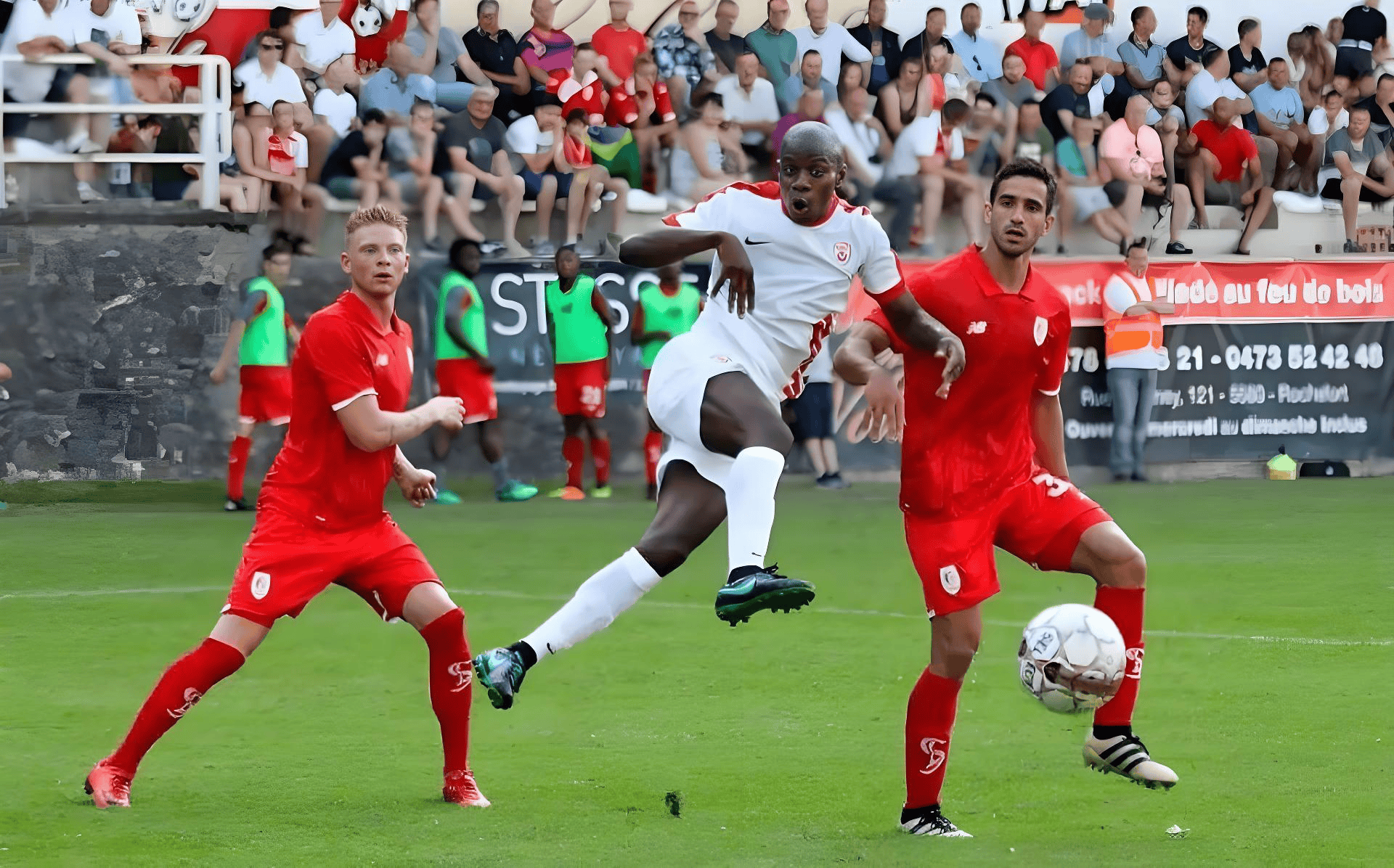 阿贾克斯再胜对手,保持荷甲榜首位置 阿贾克斯再胜对手,保持荷甲榜首位置