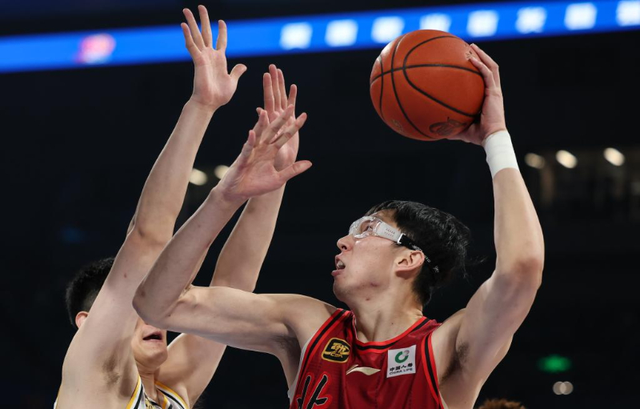 主队球员在比赛中发挥出色，拿下胜利的简单介绍