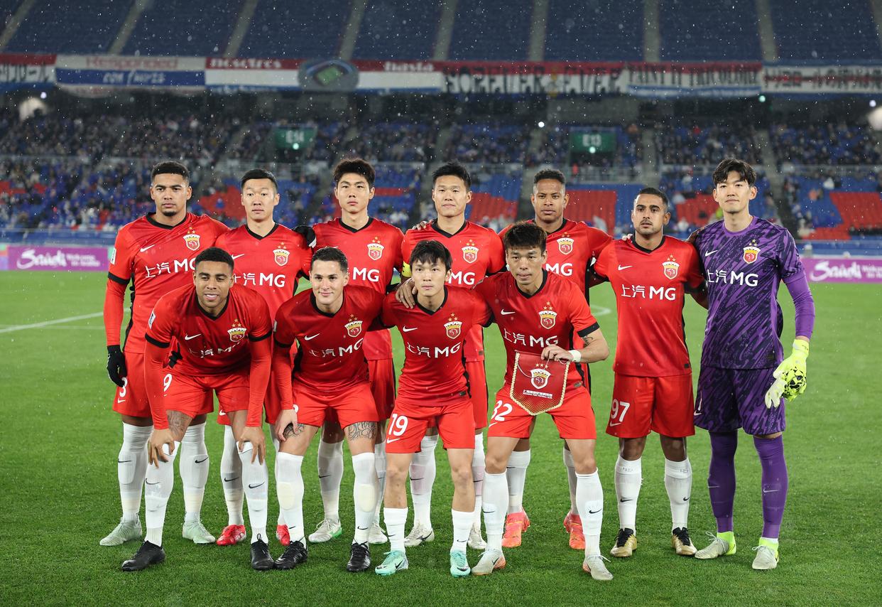 上海上港队员团结一致,击败对手 上海上港队员团结一致,击败对手