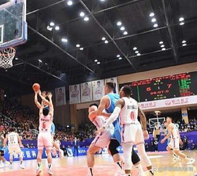 四川男篮队为赛场带来了全新的活力 四川男篮队为赛场带来了全新的活力