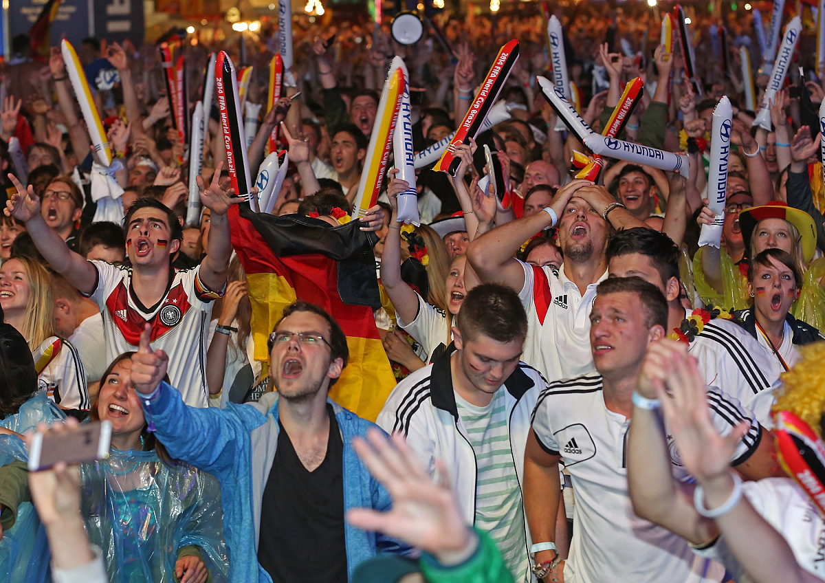 包含爆发力十足的比赛现场,球迷们狂热支持助威的词条 包含爆发力十足的比赛现场,球迷们狂热支持助威的词条