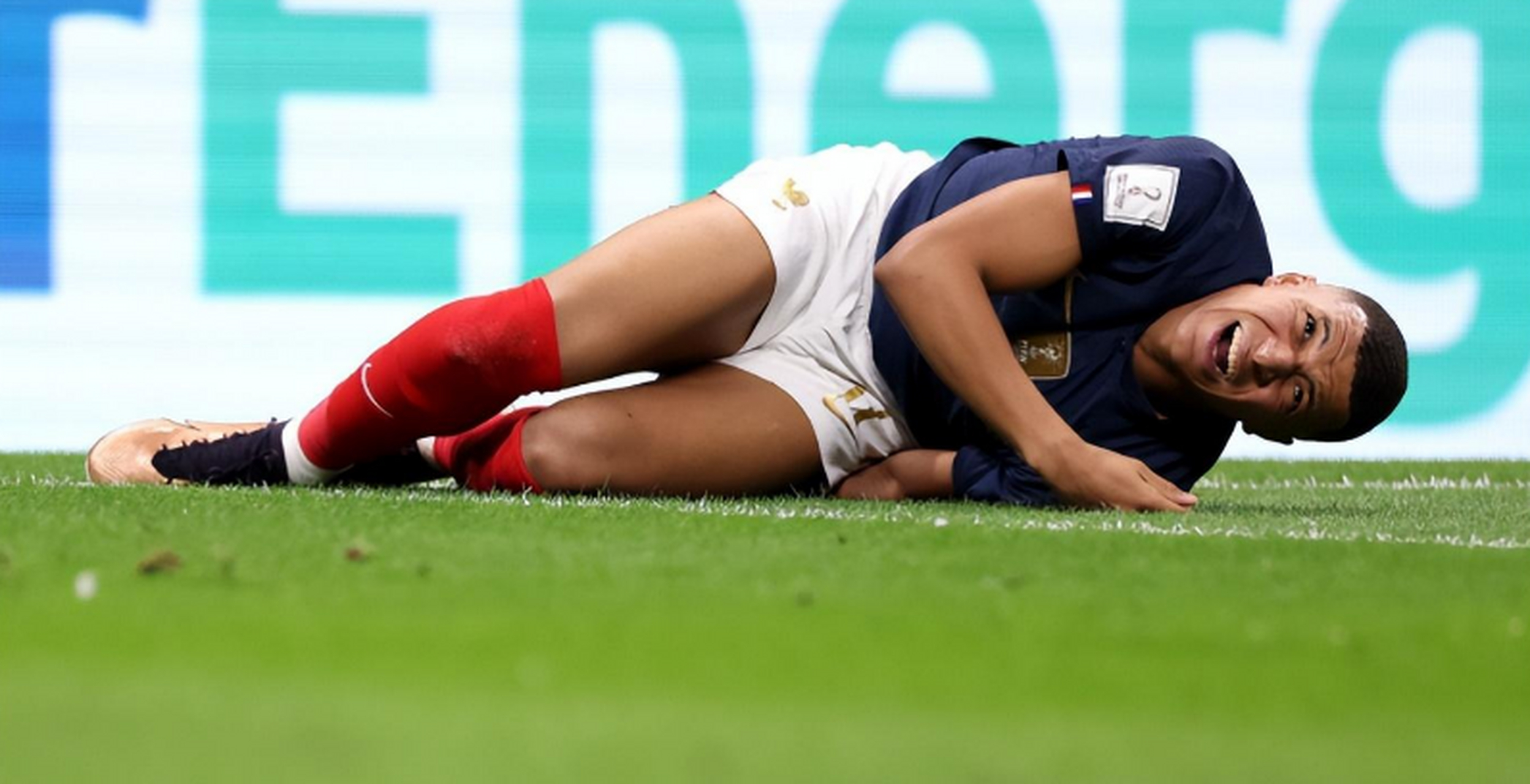 法国队踢出精彩比赛，赢得球迷们的掌声的简单介绍