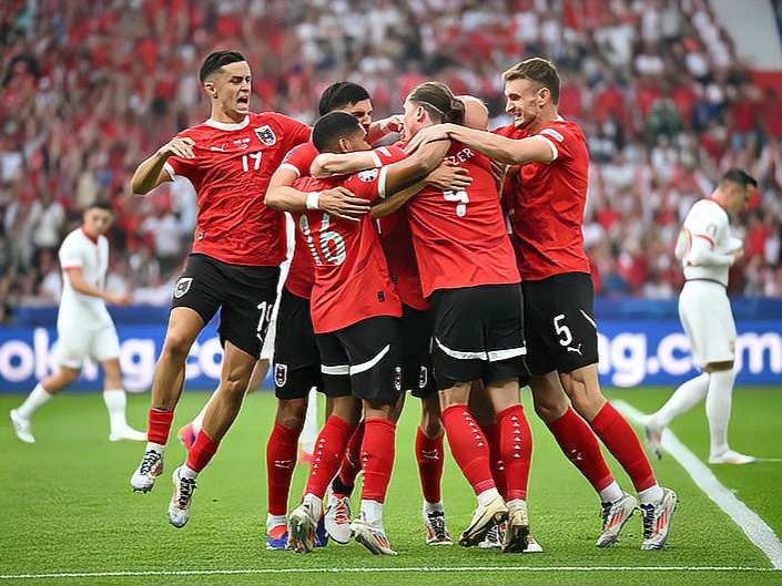 关于欧洲杯预选赛战况激烈，场场都是对决的信息